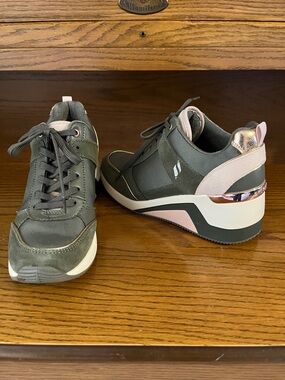 Women’s Wedge Casual Sneakers in Dark Green and Blush